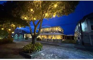 Imagem: A casa possui 5 Dormitórios, 1 Banheiro, 2 Vagas na garagem