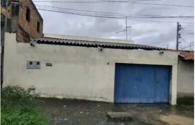 Imagem: A casa possui 3 Dormitórios, 2 Banheiros, 1 Vaga na garagem