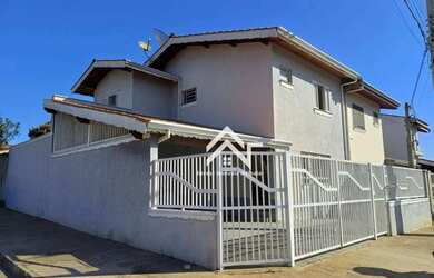 Imagem: A casa possui 3 Dormitórios, 2 Banheiros, 4 Vagas na garagem