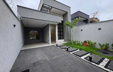 Imagem: A casa possui 2 Dormitórios, 2 Banheiros e 2 Vagas na garagem