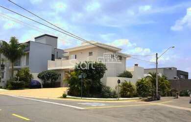 Imagem: A casa em condomínio possui 4 Dormitórios, 3 Banheiros, 4