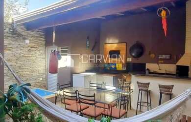 Imagem: A casa possui 3 Dormitórios, 3 Banheiros, 2 Vagas na garagem