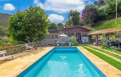 Imagem: A casa em condomínio à venda possui 4 Dormitórios, 2 Banheiros