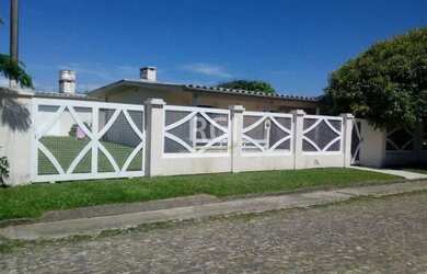 Imagem: A casa possui 3 Dormitórios, 3 Banheiros, 5 Vagas na garagem