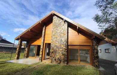 Imagem: A casa possui 3 Dormitórios, 4 Banheiros, 2 Vagas na garagem