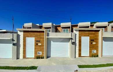 Imagem: A casa possui 3 Dormitórios, 3 Banheiros, 2 Vagas na garagem