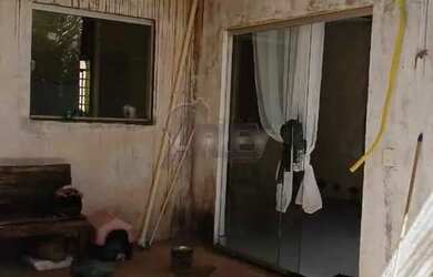 Imagem: A casa possui 2 Dormitórios, 1 Banheiro e 1 Vaga na garagem