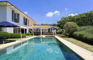 Imagem: A casa em condomínio possui 5 Dormitórios, 5 Banheiros, 4