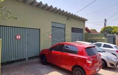 Imagem: A casa possui 4 Dormitórios, 1 Banheiro, 5 Vagas na garagem