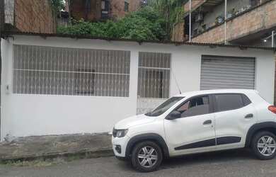 Imagem: A casa possui 2 Dormitórios, 2 Banheiros, 1 Vaga na garagem