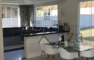 Imagem: A casa em condomínio possui 4 Dormitórios, 3 Banheiros, 5