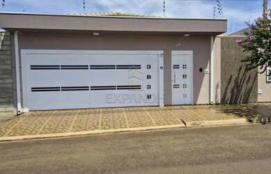 Imagem: A casa à venda possui 2 Dormitórios, 2 Banheiros, 2 Vagas