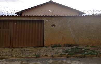 Imagem: A casa possui 3 Dormitórios, 2 Banheiros, 2 Vagas na garagem