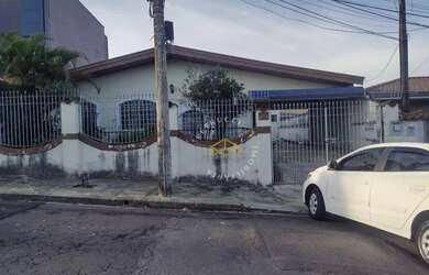 Imagem: A casa possui 3 Dormitórios, 3 Banheiros, 4 Vagas na garagem