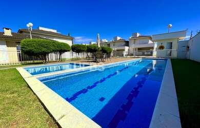 Imagem: A casa em condomínio possui 3 Dormitórios, 1 Banheiro, 2 Vagas