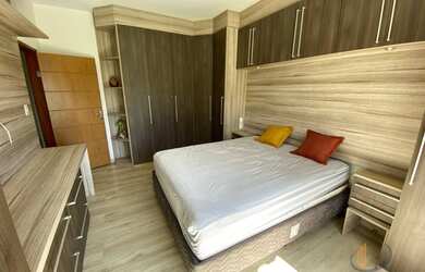 Imagem: A casa possui 3 Dormitórios, 2 Banheiros, 2 Vagas na garagem