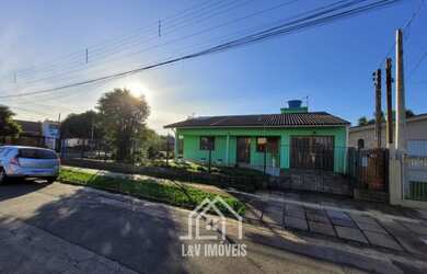 Imagem: A casa possui 3 Dormitórios, 2 Banheiros, 2 Vagas na garagem
