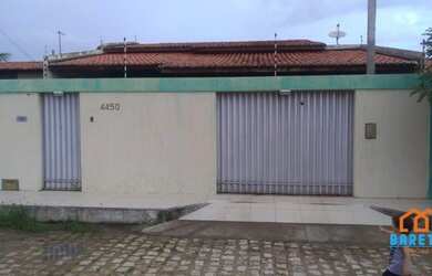 Imagem: A casa possui 3 Dormitórios, 1 Banheiro, 2 Vagas na garagem