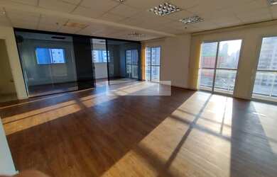 Imagem: O depósito possui 2 Vagas na garagem e 92m² de Área e está