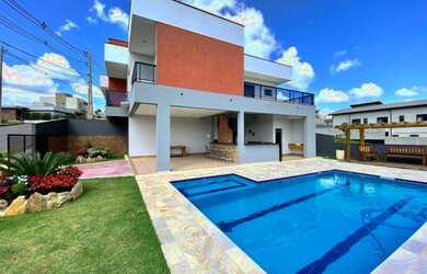 Imagem: A casa possui 3 Dormitórios, 3 Banheiros, 4 Vagas na garagem