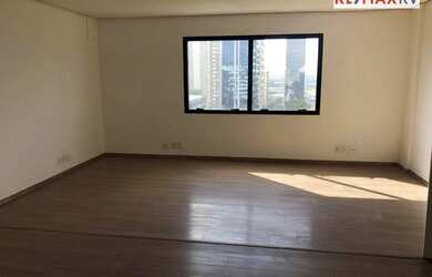 Imagem: O depósito possui 3 Vagas na garagem e 200m² de Área e está