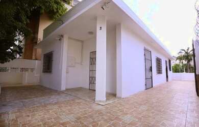 Imagem: A casa possui 4 Dormitórios, 1 Banheiro, 4 Vagas na garagem