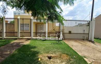 Imagem: A casa possui 3 Dormitórios, 1 Banheiro, 3 Vagas na garagem