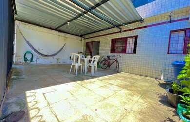 Imagem: A casa possui 5 Dormitórios, 2 Banheiros, 2 Vagas na garagem