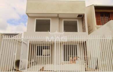 Imagem: A casa possui 3 Dormitórios, 1 Banheiro, 2 Vagas na garagem