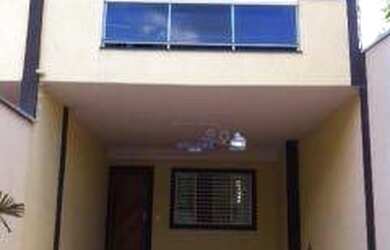 Imagem: A casa possui 3 Dormitórios, 1 Banheiro, 3 Vagas na garagem