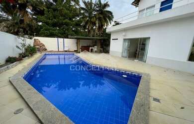 Imagem: A casa possui 4 Dormitórios, 5 Banheiros, 4 Vagas na garagem