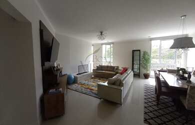 Imagem: A casa possui 4 Dormitórios, 4 Banheiros, 5 Vagas na garagem