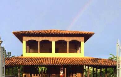 Imagem: A casa possui 4 Dormitórios, 2 Banheiros, 5 Vagas na garagem