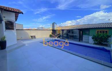 Imagem: A casa possui 4 Dormitórios, 3 Banheiros, 2 Vagas na garagem