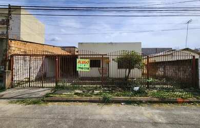 Imagem: A casa possui 3 Dormitórios, 1 Banheiro, 2 Vagas na garagem