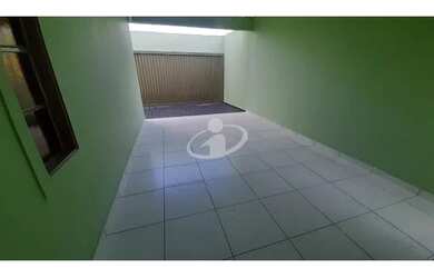 Imagem: A casa possui 4 Dormitórios, 3 Banheiros, 2 Vagas na garagem