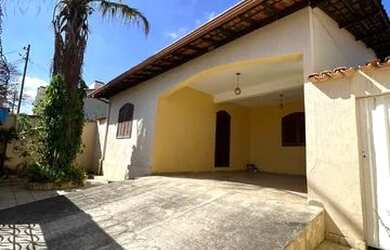 Imagem: A casa possui 3 Dormitórios, 1 Banheiro, 3 Vagas na garagem