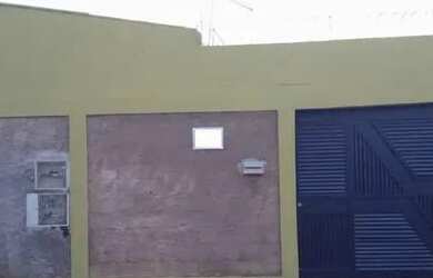 Imagem: A casa possui 1 Dormitório, 1 Banheiro, 1 Vaga na garagem e