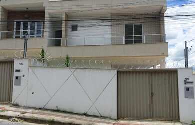 Imagem: A casa possui 3 Dormitórios, 1 Banheiro, 1 Vaga na garagem