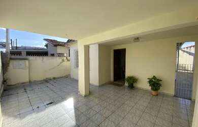 Imagem: A casa possui 3 Dormitórios, 1 Banheiro, 2 Vagas na garagem