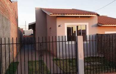 Imagem: A casa possui 2 Dormitórios, 1 Banheiro, 2 Vagas na garagem