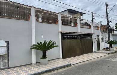 Imagem: A casa possui 3 Dormitórios, 2 Banheiros, 3 Vagas na garagem