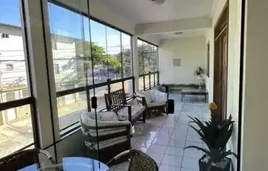 Imagem: A casa possui 3 Dormitórios, 2 Banheiros, 5 Vagas na garagem