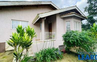 Imagem: A casa possui 3 Dormitórios, 3 Banheiros, 2 Vagas na garagem