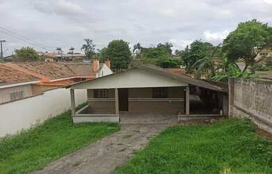 Imagem: A casa possui 3 Dormitórios, 1 Banheiro, 1 Vaga na garagem