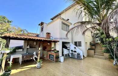 Imagem: A casa possui 3 Dormitórios, 4 Banheiros, 2 Vagas na garagem