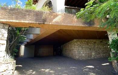 Imagem: A casa possui 5 Dormitórios, 5 Banheiros, 5 Vagas na garagem