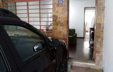 Imagem: A casa possui 2 Dormitórios, 2 Banheiros, 1 Vaga na garagem