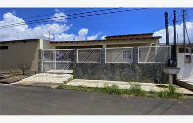 Imagem: A casa possui 2 Dormitórios, 2 Banheiros, 2 Vagas na garagem