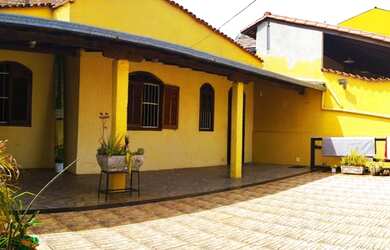 Imagem: A casa possui 3 Dormitórios, 2 Banheiros, 3 Vagas na garagem